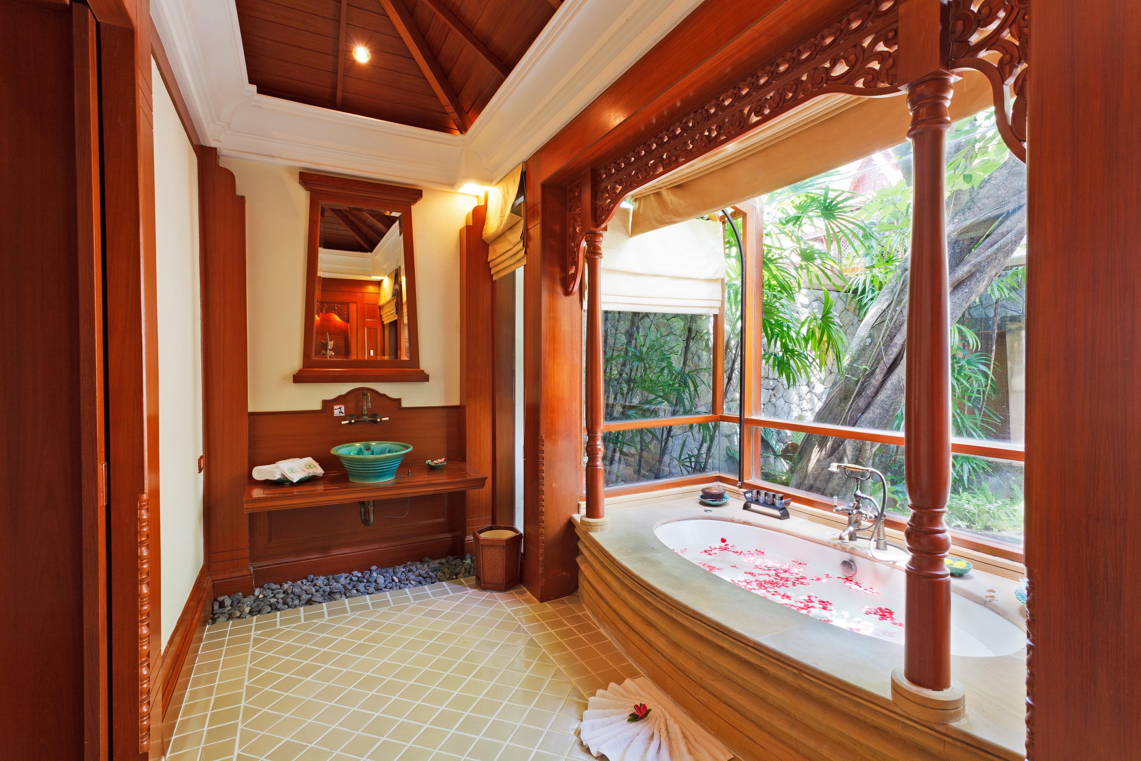 Diamond Cliff Resort & Spa, Patong Beach Exterior foto Bathroom of a suite